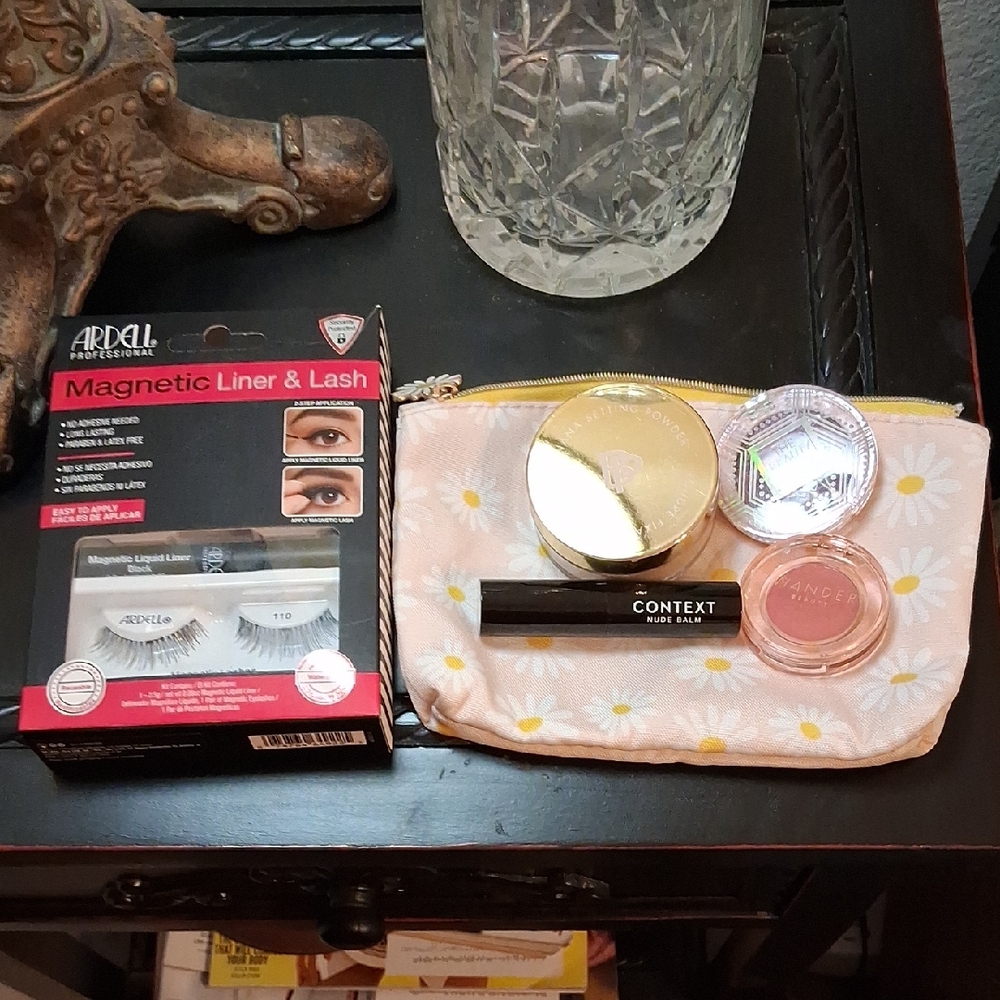 Makeup Bundle - Picture 1 of 9